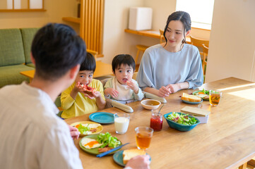 家族でご飯を食べる日本人家庭