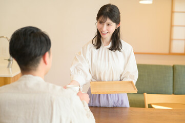 Obraz premium コーヒーを淹れる日本人男女