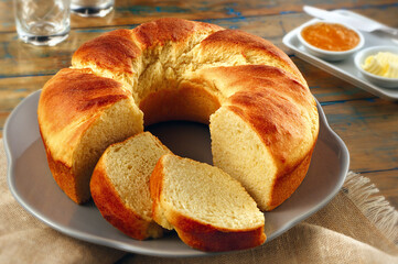 prato com saboroso pão doce de coco sobre mesa de madeira rústica
