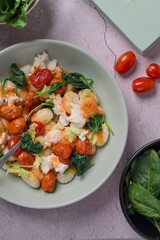 Włoskie kopytka z pomidorkami, szpinakiem, i serem mozzarella