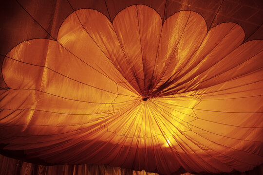 Toile de parachute &eacute;clair&eacute;e  &agrave; contre jour dans un spectacle de th&eacute;&acirc;tre