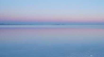 Obraz premium Peaceful Sunrise Over Frozen Water