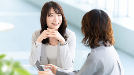 ミーティングをする2人の女性・ビジネスウーマン