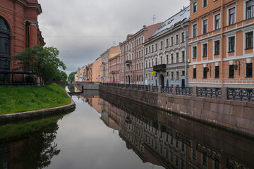 Fototapeta premium View of the Admiralty Canal embankment in front of the Park of Culture and Recreation on the island of New Holland on a summer day, St. Petersburg, Russia