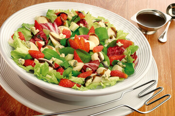 saboroso salada de alface, rúcula, morango, queijo, palmito e pepino