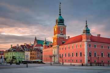 Obraz premium Warsaw Royal Castle: Captivating view of the magnificent Royal Castle in Warsaw, Poland, its vibrant facade standing proud against a dramatic, cloudy sky and historic cityscape.