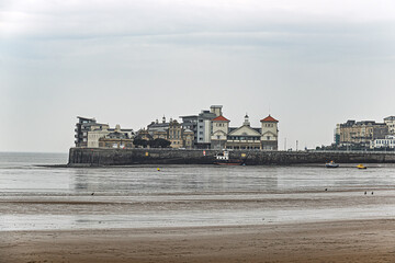 Obraz premium View of a residential building built on the seashore early in the morning without sun.