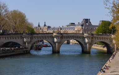 Naklejka premium Le pont neuf de Paris, sous le soleil.