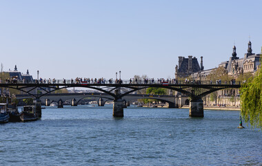 Obraz premium Le pont des arts de Paris, sous le soleil.