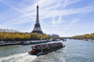 La tour Eiffel avec un bateau sur la seine.