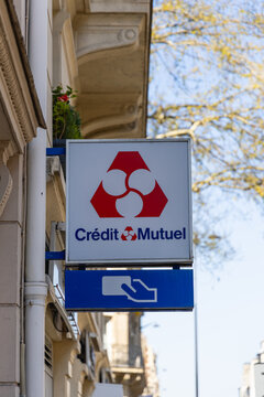 Le logo de la banque cr&eacute;dit mutuel. Paris, 13 avril 2025 - France.