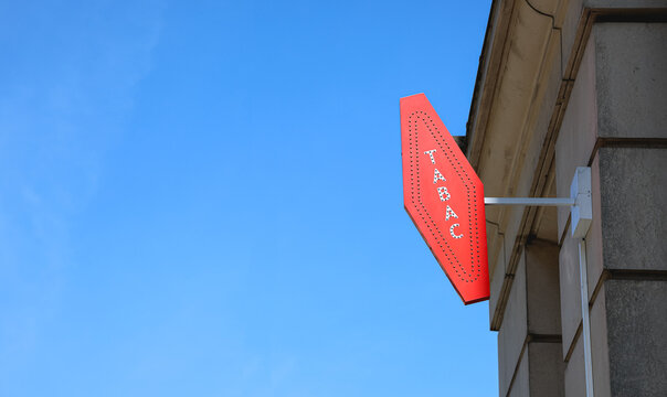 Paris, France - Avril 13, 2025: Le logo de l'enseigne de buraliste fran&ccedil;ais qui vend du tabac.