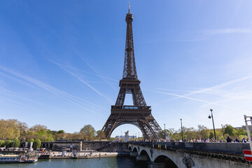 Paris avec la tour Eiffel avec la seine.