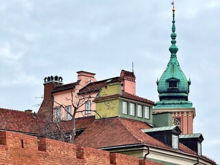 Obraz premium view of buildings in Warsaw's Old Town on a cloudy winter day 