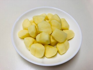 皮をむいて面取りしたじゃがいも　下ごしらえ