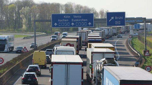 z&auml;h fliessender auf der Autobahn A61 vor dem Bliesheimer Kreuz, Nordrhein-Westfalen, Deutschland, Erftstadt
