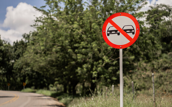se&ntilde;al en carretera de prohibido adelantar en carretera - foto de stock 