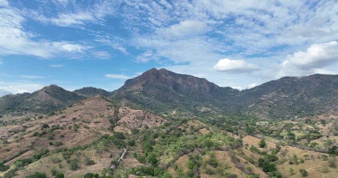 Cerro Eram&oacute;n: Belleza &Aacute;rida y Cinem&aacute;tica del Viejo Oeste Capturada desde el DJI Mavic 3