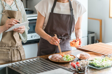 料理教室・クッキングスクールで料理を教える講師の女性の手元
