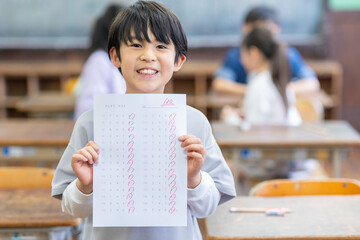 100点のテストを持つ小学生