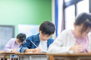 テストを受ける小学生