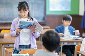 教科書を音読する小学生