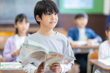 教科書を音読する小学生