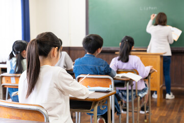 授業を受ける小学生