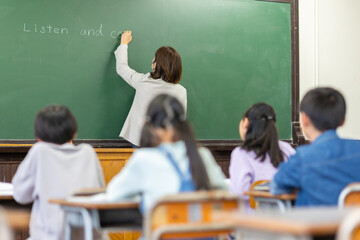 授業を受ける小学生