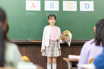 英語の勉強をする小学生