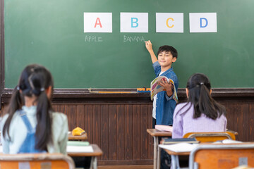 英語の勉強をする小学生