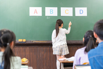 英語の勉強をする小学生