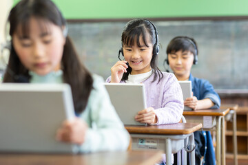 タブレットを使って勉強する小学生