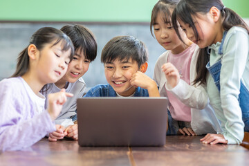 Fototapeta premium グループワークをする小学生