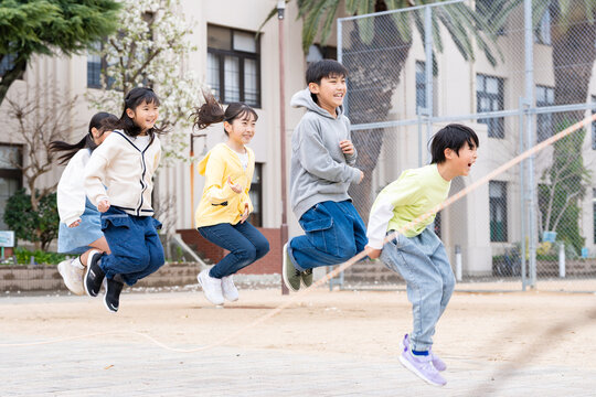 大縄跳びをする小学生