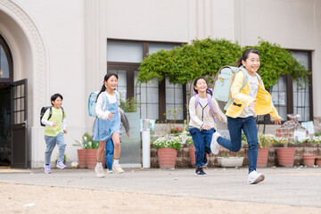 Fototapeta premium 走る小学生