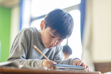 授業を受ける小学生