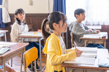 授業を受ける小学生