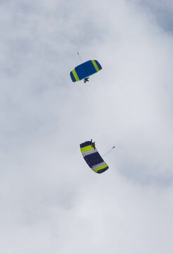 Paraca&iacute;das, saltos en paraca&iacute;das y competici&oacute;n de paracaidismo, deporte extremo