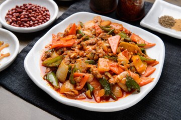 Spicy stir-fried dish with vegetables and clam meat
