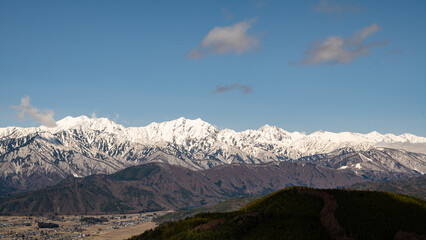 高原から見る大町市の街並みと北アルプス　長野県