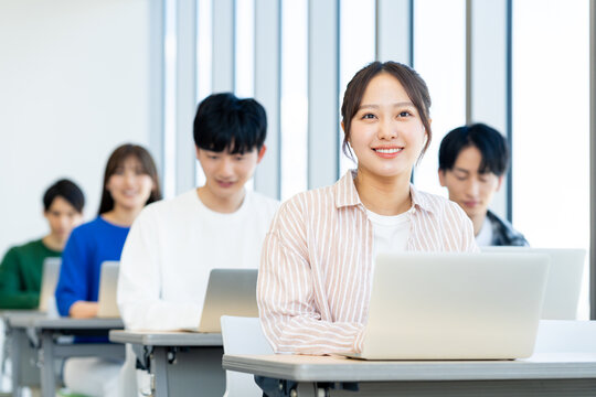 パソコンで授業を受ける大学生　撮影協力：学校法人電波学園　東京電子専門学校