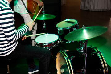Obraz premium A man is playing drums in a green room