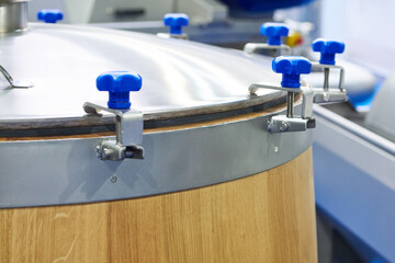 Wooden wine barrel for fermentation