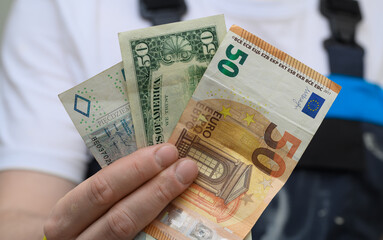 Majster trzymający papierowe pieniądze w ręce, wynagrodzenie za usługi remontowo-budowlane 