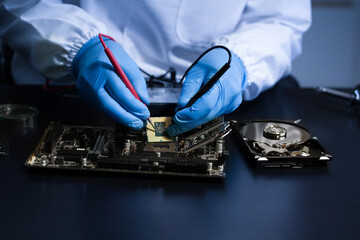 Obraz premium Hands repairing electronic devices. Electronic technician.