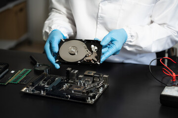 Obraz premium Hands repairing electronic devices. Electronic technician.