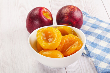 Canned peaches with sweet syrope