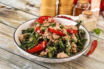 Salad with canned tuna and beans