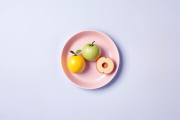 Pastellrosa Teller auf pastellblauer Fläche, belegt mit drei Früchten in Pastellgrün, -gelb und -pfirsich vor pastelllavendelfarbenem Verlauf – Symbol für ausgewogene Ernährung.